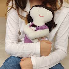 Mujer fingió embarazo con una muñeca y engañó a su familia durante meses en Escocia