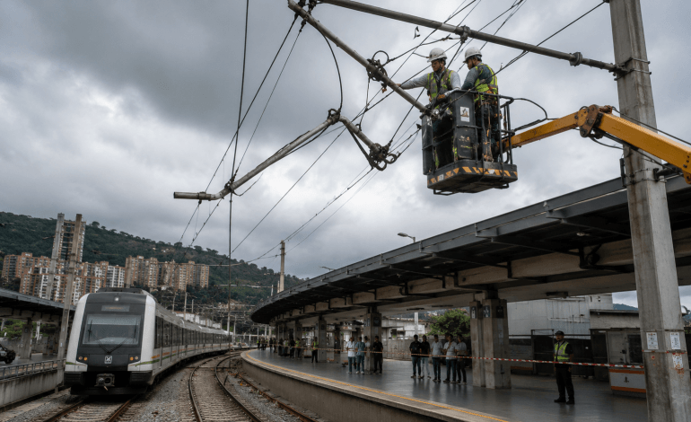 Técnicos inspeccionan la catenaria del Metro de Medellín durante una contingencia operativa.