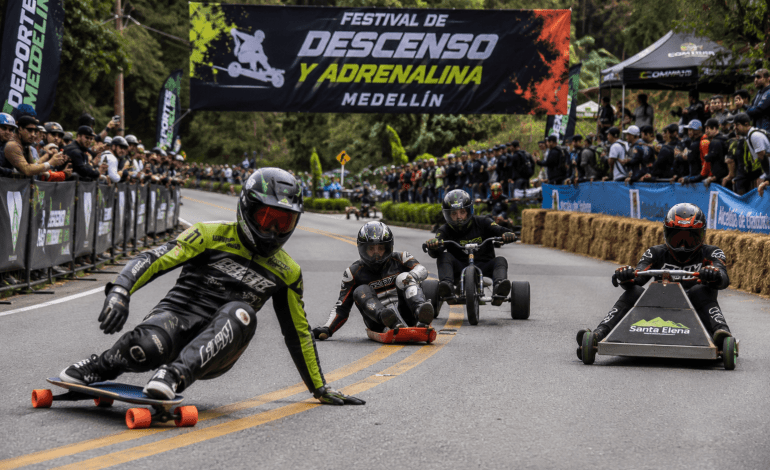 Deportistas descienden a gran velocidad durante el Festival de Descenso y Adrenalina en Santa Elena Medellín
