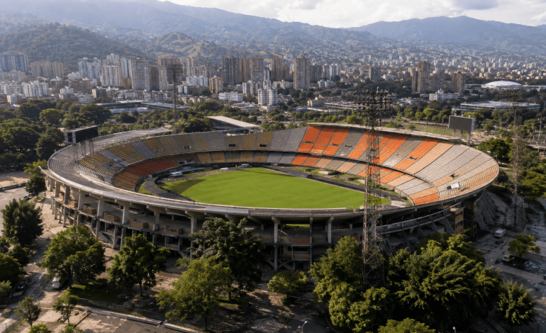 Comenzó la transformación del Atanasio Girardot: retiran histórica cubierta para dar paso a la nueva tribuna Occidental