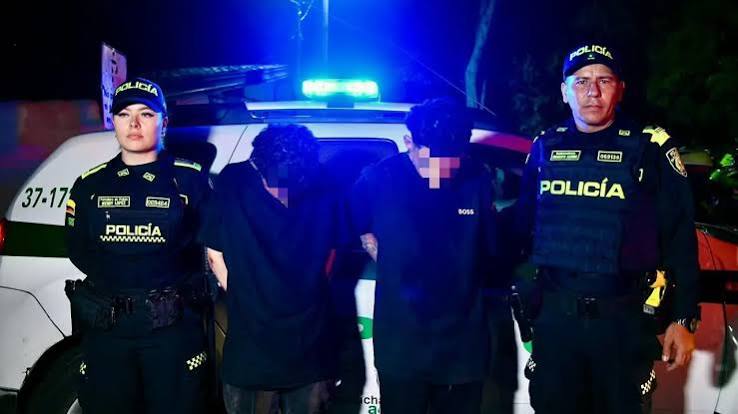 Operativo de las autoridades durante la captura de dos presuntos integrantes de una estructura delincuencial señalada de cometer robos violentos de cadenas de oro y otras joyas en diferentes sectores de Medellín.