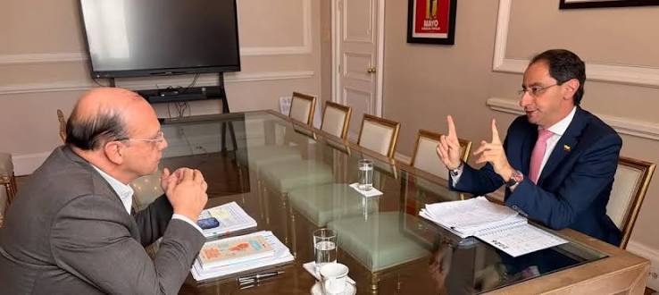 José Manuel Restrepo respalda la suspensión del proceso de empalme entre el Gobierno saliente y el presidente electo.
