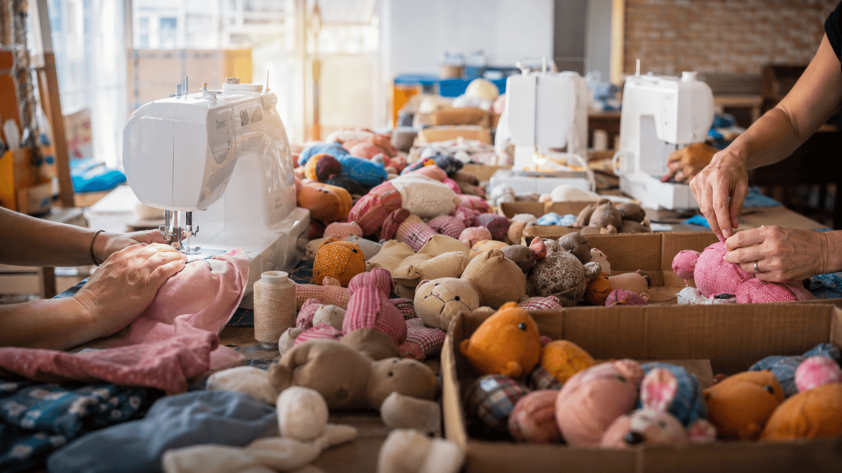 Medellín crea peluches para niños afectados por terremoto