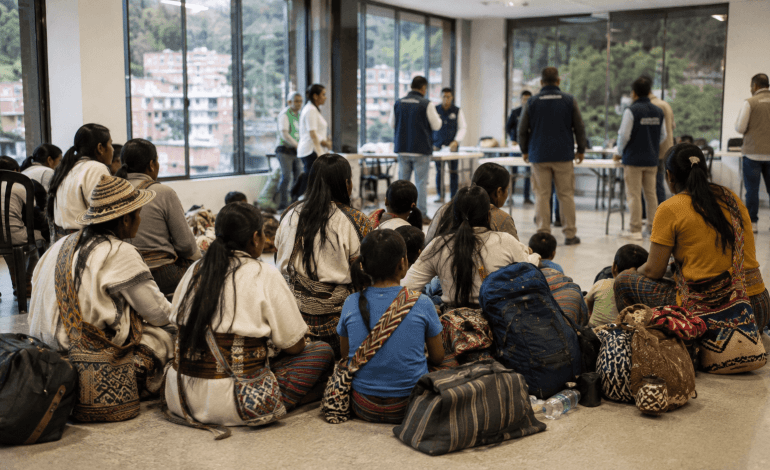 Más de 100 indígenas desplazados llegan a Medellín