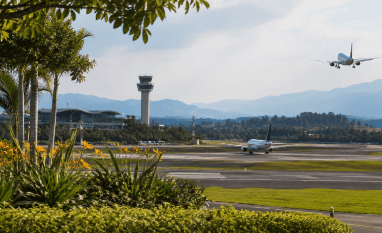 Aeropuerto José María Córdova con aviones comerciales y operación aérea en Medellín