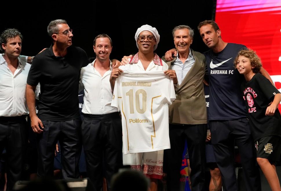 Ronaldinho vuelve al fútbol profesional a los 46 años